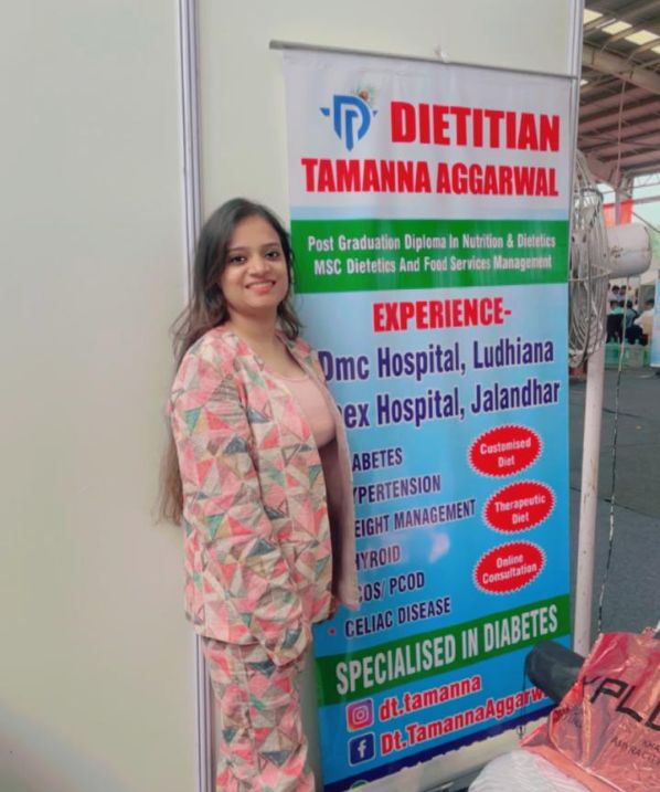 Dietitian Tamanna Aggarwal consulting a client in Patiala clinic